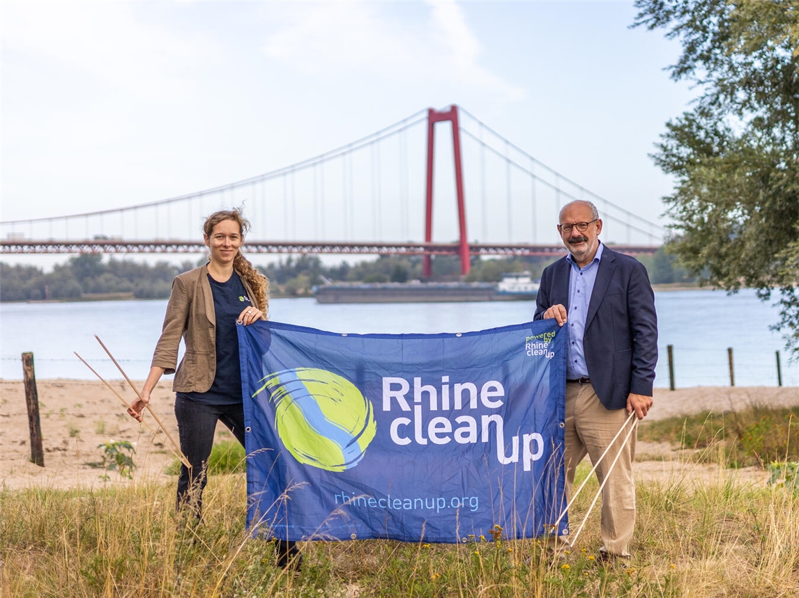 Werben für das „Großrheinemachen“: Hanna Kirchner, Klimaschutzbeauftragte der Stadt Emmerich, und Kleves Bürgermeister Wolfgang Gebing. Foto: Stadt Kleve