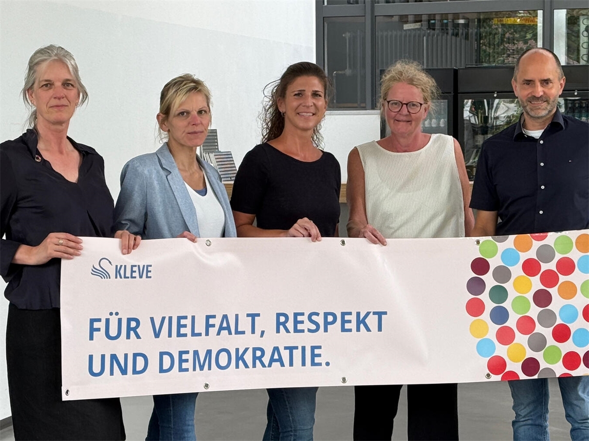 Gruppe von fünf Personen, die für ein neues Integrationsformat in Kleve werben.