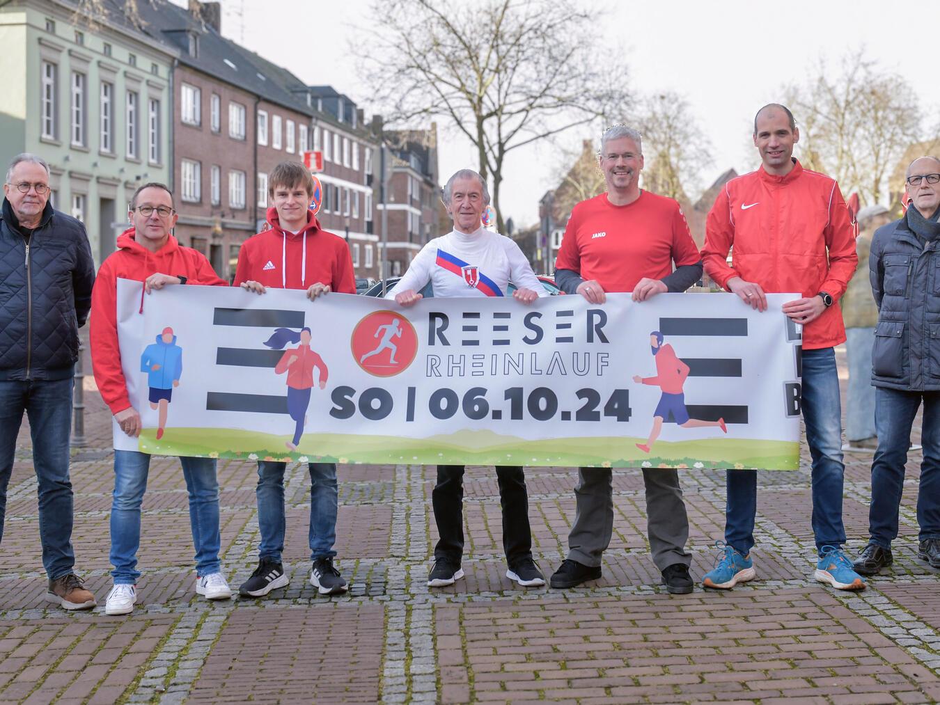 Werben für das neue Laufevent in Rees: (v. l.) Hans Günter Daniels, Jürgen Terlinden, Jan Terlinden,Helmut Isselburg, Michael Isselburg, Tim Terhorst und Reinhard Ufermann. NN-Foto: Gerhard Seybert