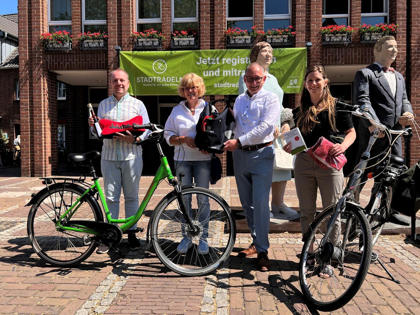 Werben für das Stadtradeln: die beiden Klimaschutzmanager Dominik Lenkeit (l.) und Sabrina Meisen (r.) sowie, Kalkars Bürgermeisterin Britta Schulz und Rees’ Bürgermeister Sebastian Hense.Foto: Stadt Rees