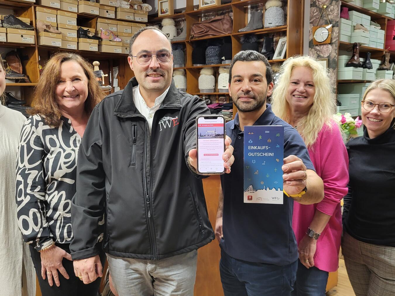 Werben für den „Einkaufsgutschein“ als Arbeitgebergutschein: (v. l.) Nathalie Christmann, Elisabeth Wolbring, Rainer Elsmann, Ufuk Cosguner, Martina Fingerhut und Sara Kreipe. NN-Foto: MB