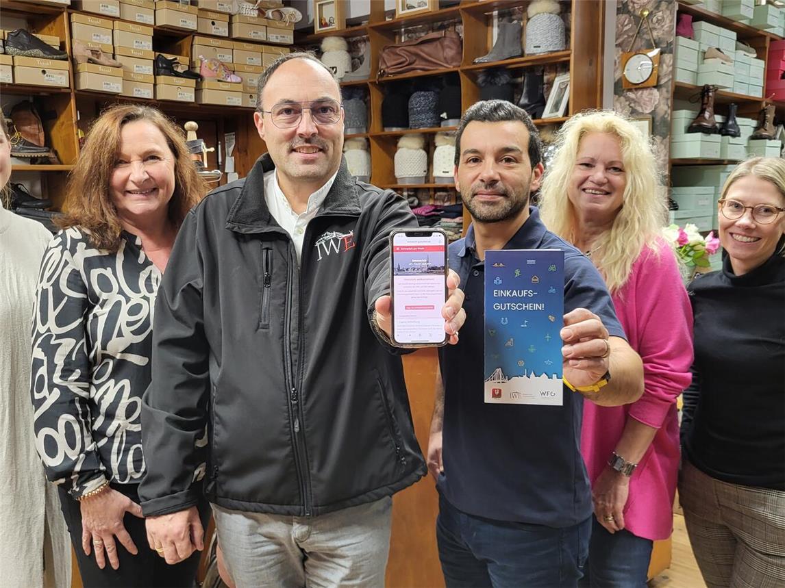 Werben für den „Einkaufsgutschein“ als Arbeitgebergutschein: (v. l.) Nathalie Christmann, Elisabeth Wolbring, Rainer Elsmann, Ufuk Cosguner, Martina Fingerhut und Sara Kreipe. NN-Foto: MB