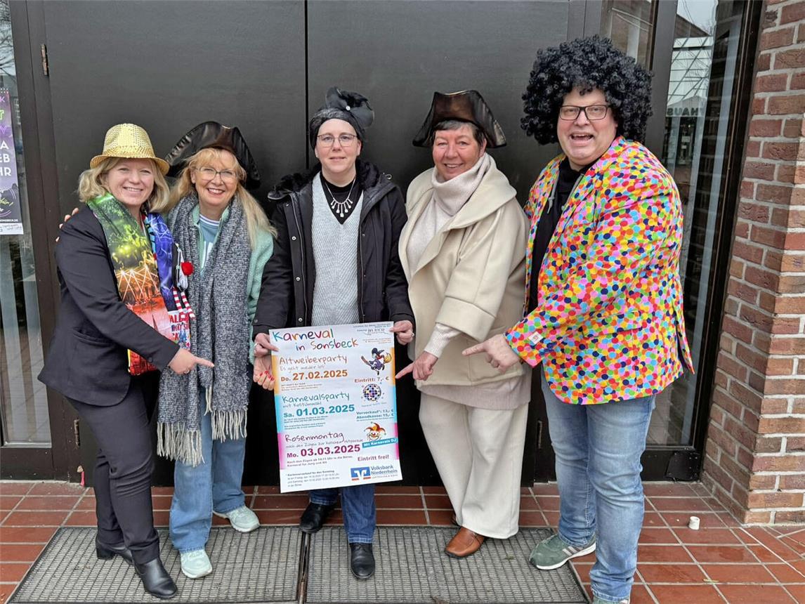 Werben für den Karneval in Sonsbeck (v.l.): Bürgermeisterin Nadine Bogedain, Lucia Baumgärtner, Obermöhne Anja Reimer, Gabi Maibaum und Brudermeister Mike Kartheuser. Foto: Gemeinde Sonsbeck