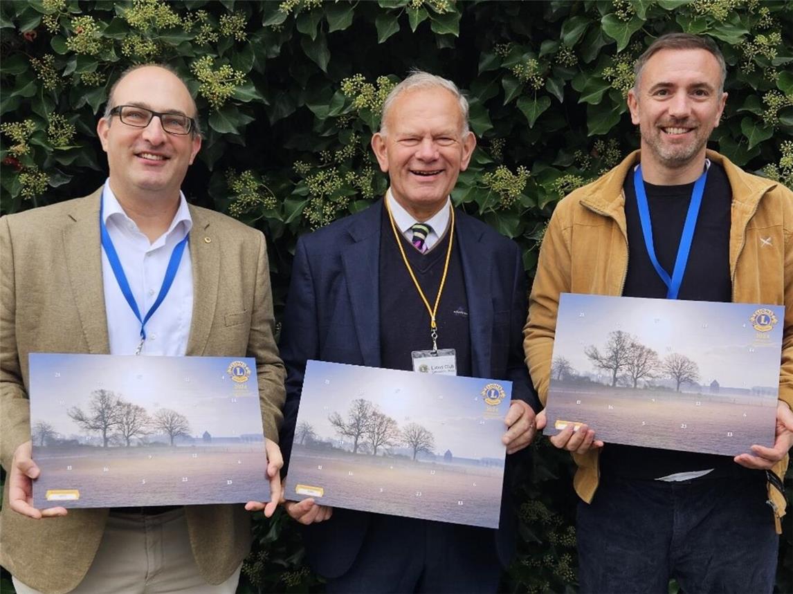 Werben für den Lions-Adventskalender: (v. l.) Dr. Michal El-Nounou (Präsident), Gerhardus Brus (Adventskalender-Team) und Lutz Reinhart-van Gülpen (Sekretär). Foto: privat