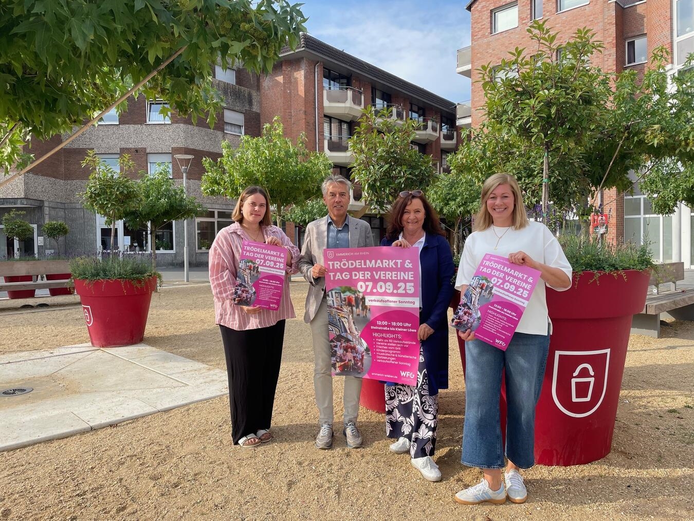 Werben für den Tag der Vereine mit großem Trödelmarkt und verkaufsoffenem Sonntag: (v. l.) Patricia Hell (WfG Emmerich), Michael Terstegen (Alexander Herrenmode), Elisabeth Wolbring (Schuhmode Thesing) und Verena van Niersen (WfG). Foto: WfG Emmerich