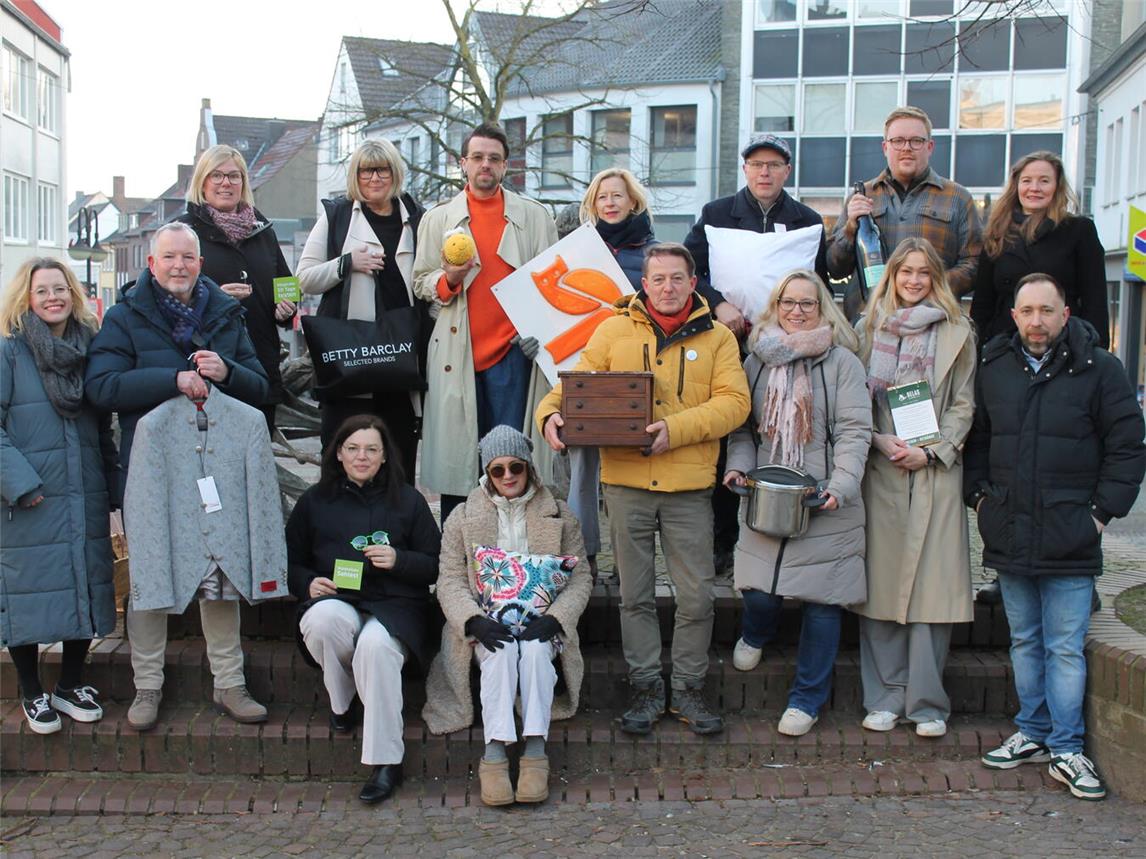 Werben für die Schnöffelrondjes (v.l.): Kristina Janßen (WTM Stadt Kleve), Klaus Fischer (Alexander Herrenmode), Eva Kersten (Rottler), Wera Appeldorn-Gerritzen (Betty Barclay), Elka Hiob (Rottler), Christoph Gebhardt (Tres Chig), Barbara Pauls (GastHaus), Sigrun Hintzen (Buchhandlung Hintzen), Clemens Giesen (Giesen Restaurator & Antiquitäten), Alfred Scholz (PSSST Bettenhaus); Michaela Haan (Kotters), Kilian Peters (Wein Peters), Laura Höfkens & Chris Pally (Belas Kavariner Café), Mina van Lutterveld (WTM). Foto: WTM