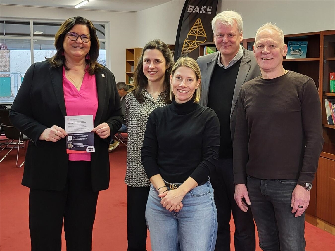 Werben mit der neuen Initiative „Erfahrung trifft Engagment“ für das Ehrenamt in Emmerich: (v. l.) Claudia Lindlahr, Vera Artz, Sara Kreipe, Bernd de Baey und Malcolm Lichtenberger. NN-Foto: MB