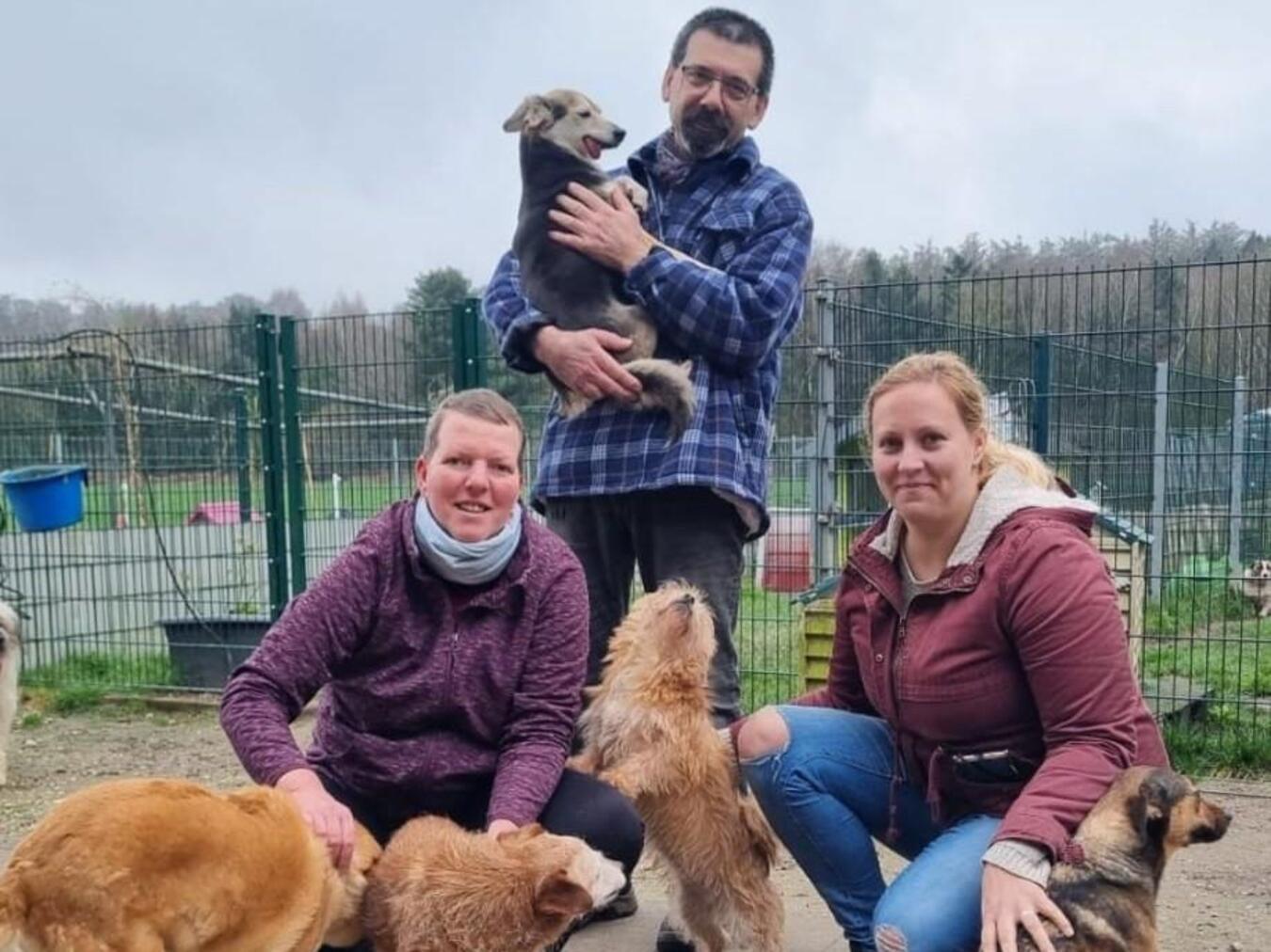 Bedingungsloser Einsatz zum Wohl der Tiere Werden ausgezeichnet (v.l.): Julia Tiakschleit (Leitung), Antoine Laporta (1. Vorsitzender) und Nicola Neubauer (2. Vorsitzende). Foto: Anke Gellert-Helpenstein
