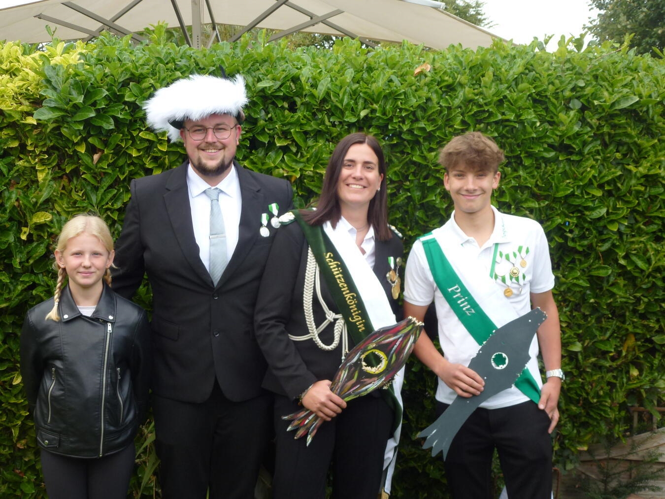 "Königspaar Patrick Heiliger und Helen Klawikowski mit Schülerprinzessin und Jugendprinz bei BSV Hasselt-Qualburg"