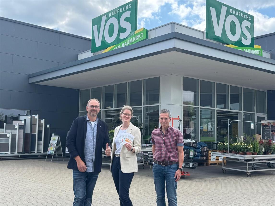 Werner Kersjes (l.) und Georg Vos (r.) freuen sich gemeinsam mit Ciytmanagerin Anne Klatt (M.) darüber, dass der Stadtgutschein nun auch beim Baufuchs Vos erhältlich ist. Foto: Stadt Geldern/Gossens