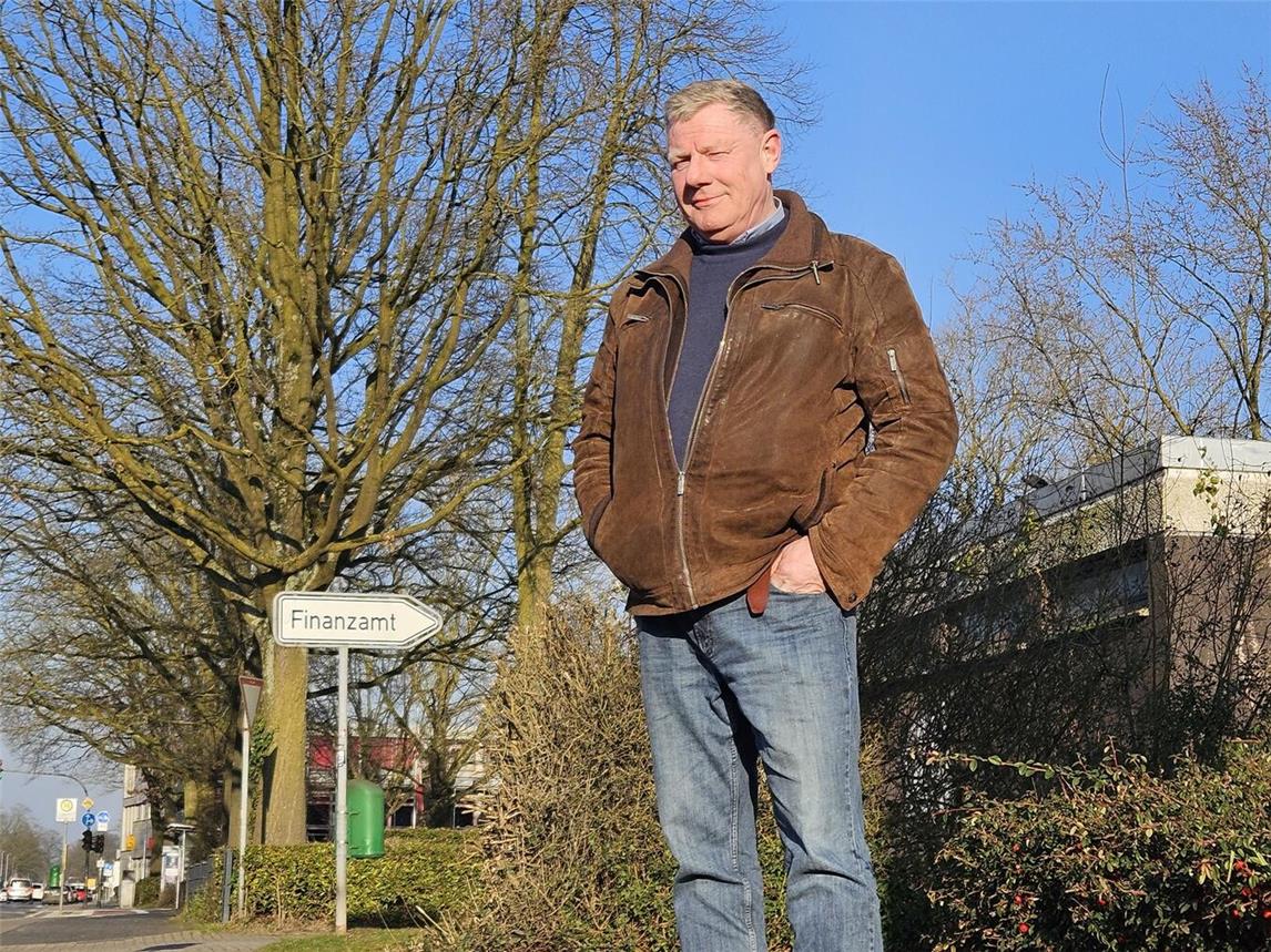 Werner Osterkamp soll für ein Stück Bürgersteig an der Emmericher Straße Gebühren an den Deichverband zahlen. NN-Foto: vs