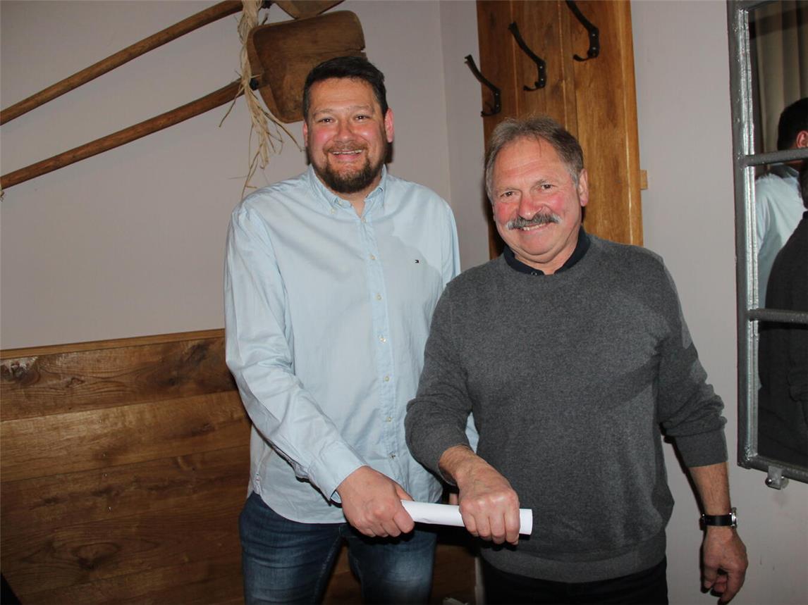 Werner Riedel (r.) übergibt den Staffelstab an René Niersmann. Foto: SV Sonsbeck