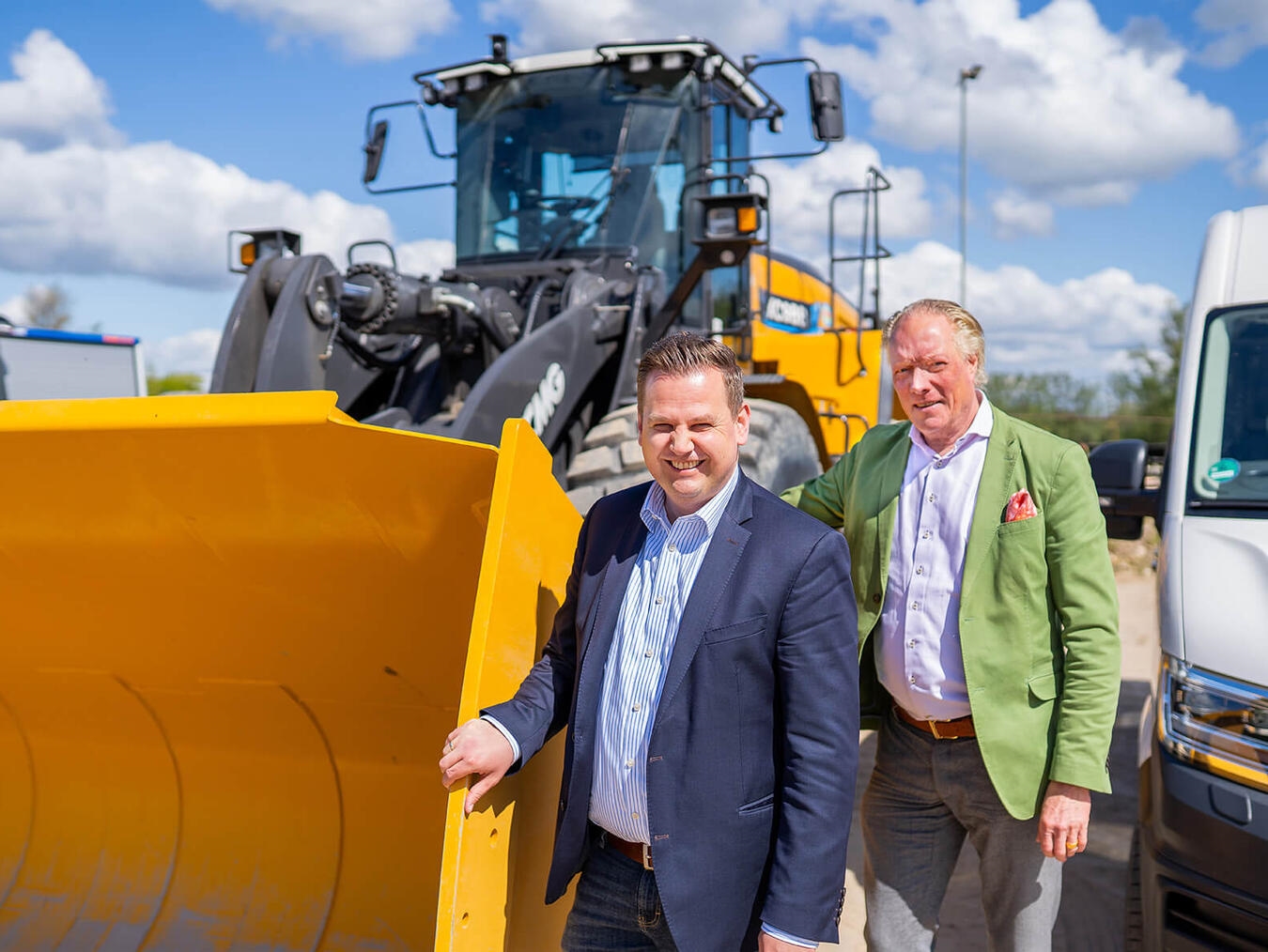 Wesels Bürgermeister Rainer Benien gratulierte Michael Hüging-Holemans zur Inbetriebnahme des vollelektrischen Radladers. Foto: Holemans