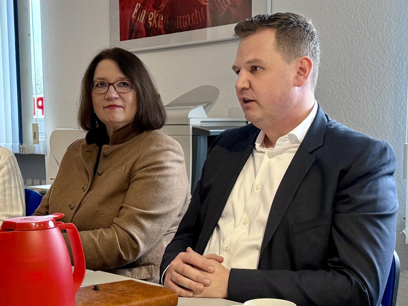 Ulrike Westkamp tritt nach 21 Jahren nicht wieder an Wesels Bürgermeisterin Ulrike Westkamp (l.) unterstützt Rainer Benien (r.) bei seiner Kandidatur. NN-Foto: SP
