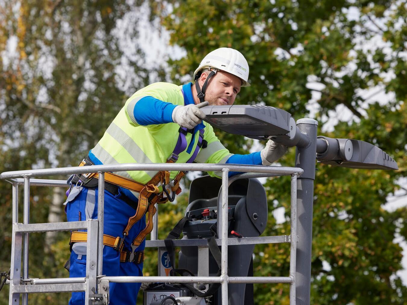 Westnetz installiert ab kommender Woche energieeffiziente Leuchtköpfe im Stadtgebiet von Rees. Foto: Westenergie AG/Chaperon.