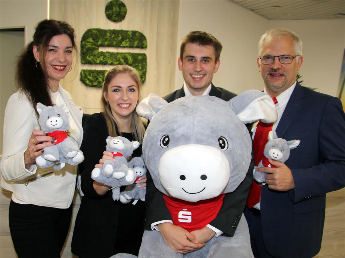 Wie die anderen Teams der Sparkassen-Geschäftsstellen haben sich Kerstin Merker, Melina Riedel, Ben Maas und Thorsten Bender am Rheinkamper Ring in Moers gut auf die Weltsparwoche vom 28. bis 31. Oktober vorbereitet. Foto: Sparkasse Niederrhein