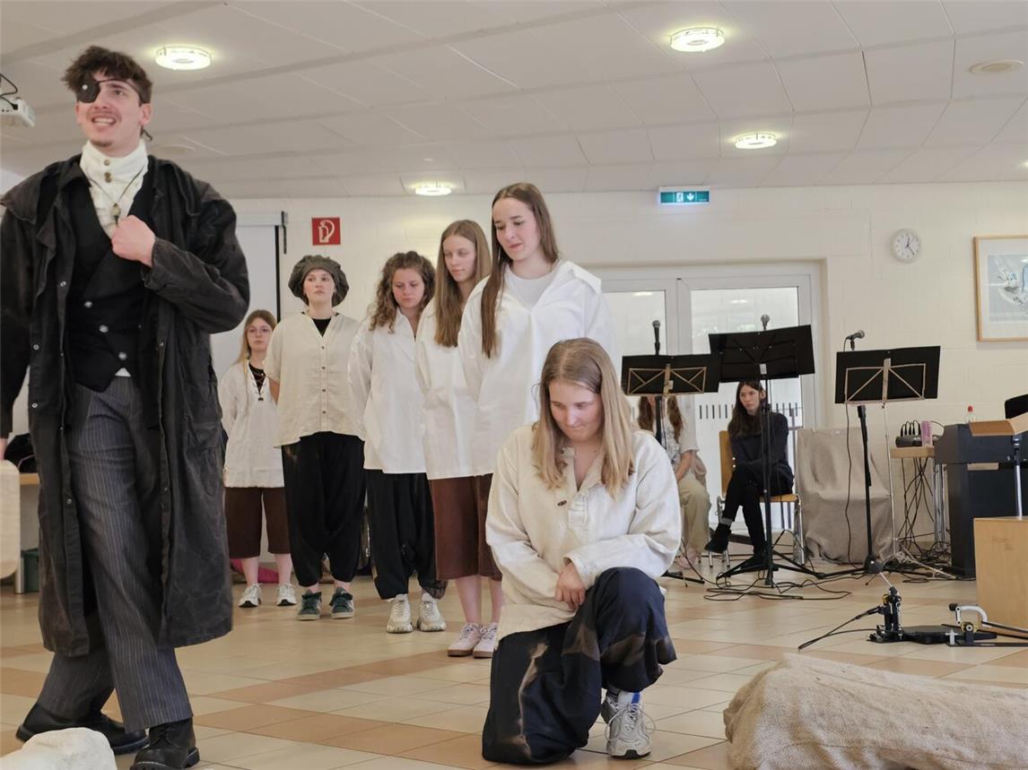 Wie die Geschichte um Krabat (Zoe Gastens, unten rechts) und den Meister (Elias Janßen, l.) ausgeht, erfahren die Theaterbesucher am 21. und 22. Mai. NN-Fotos: Thomas Langer