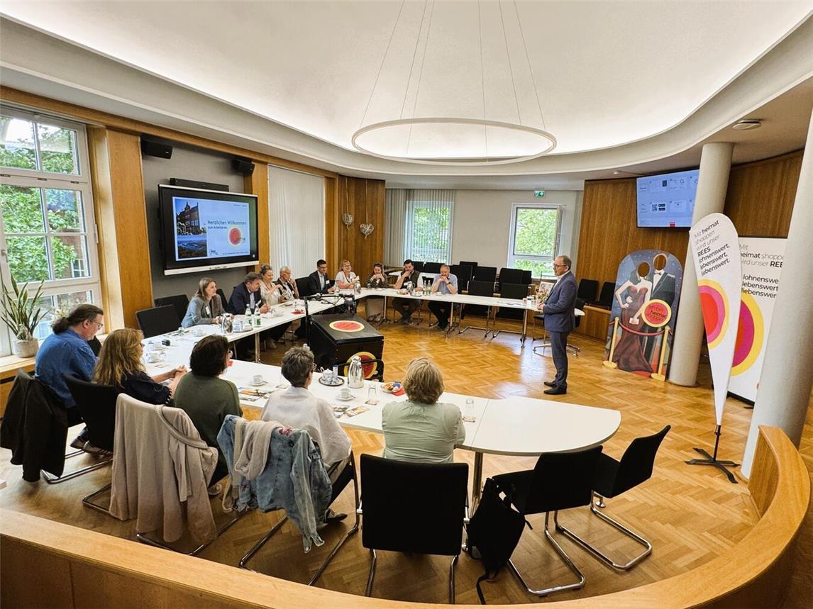 Wie funktioniert „Heimat shoppen“ in Rees? Davon machte sich der Arbeitskreis der Niederrheinischen IHK ein Bild. Foto: Stadt Rees