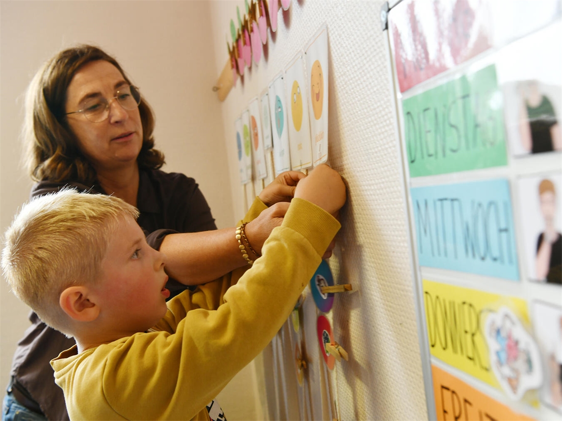 "Pinnwand mit Kindergesichtern zur Gefühlsausdruck in Kita, Foto von Michael Bönte, Caritasverband Münster"