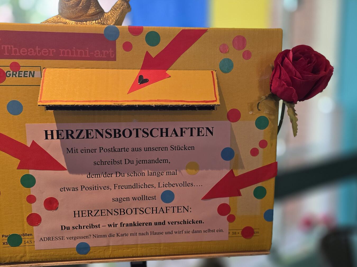 Wie wär‘s denn heut mal analog? Beim Gemeindefest rund ums Rathaus bietet mini-art Postkarten an und übernimmt beim Verschicken das Porto. NN-Foto: HF