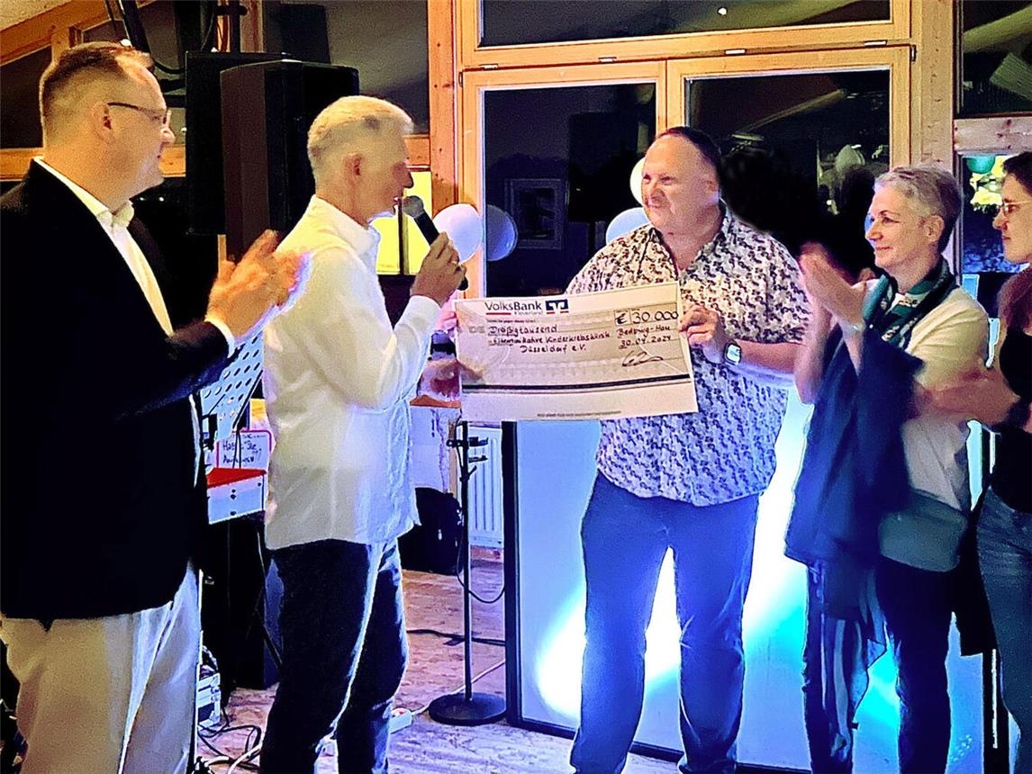 Wieder gab es einen großen Scheck für die Elterninitiative.Foto: privat