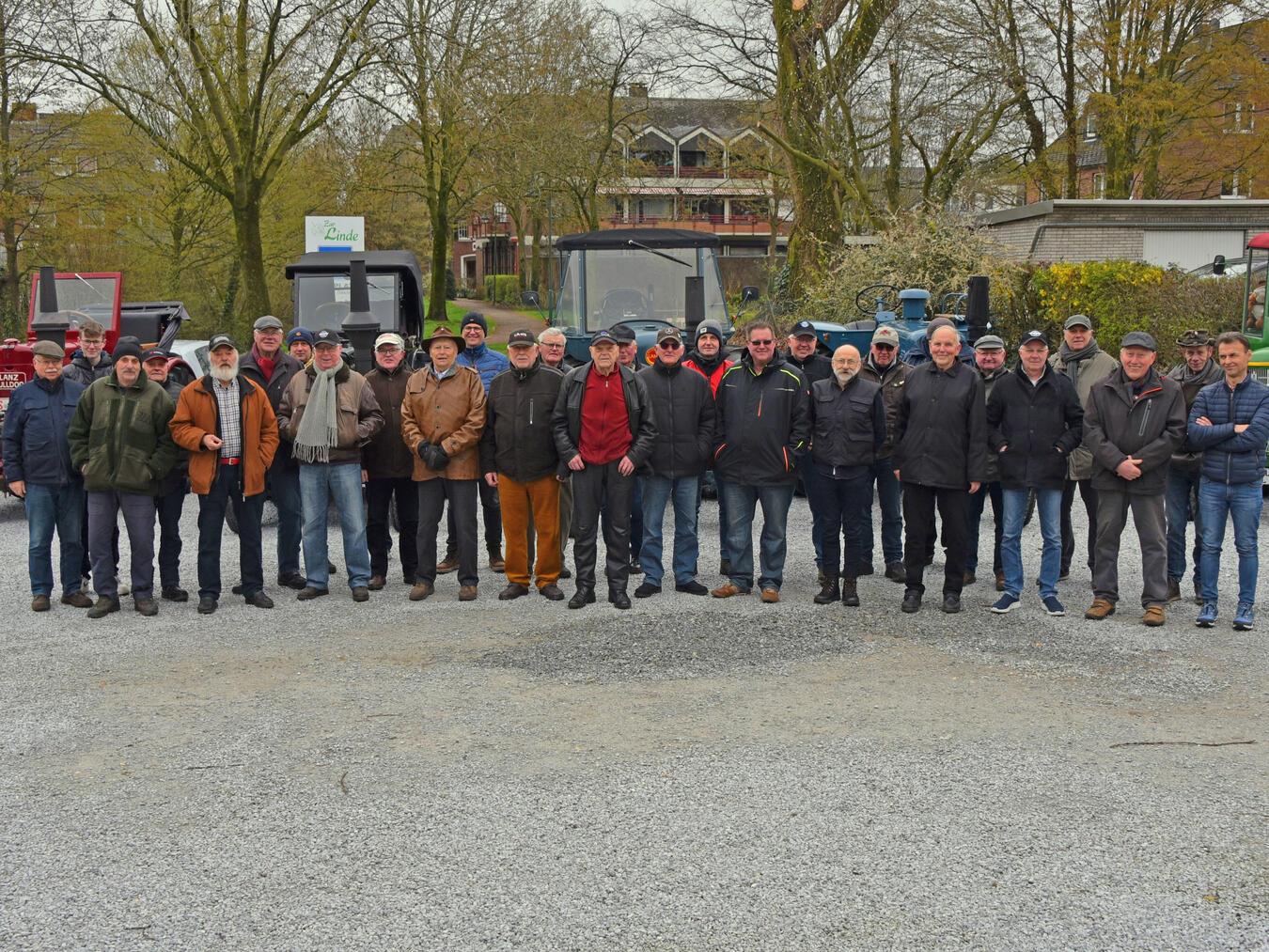 Wieder mit dabei beim Sonsbecker Brunnenmarkt sind die Treckerfreunde Niederrhein, die mit einigen Treckern auf dem Parkplatz des Vereinslokals „Zur Linde“ an der Herrenstraße 76 vertreten sind. Das Trecker-Treffen beginnt um 11.30 Uhr, jeder Teilnehmer bekommt zwei Getränkemarken zum Verzehr. „Wir bedanken uns ausdrücklich bei den Wirtsleuten unseres Stammlokals“, sagt Treckerfreunde-Präsident Herbert Jacobs. Foto: IG Treckerfreunde Niederrhein