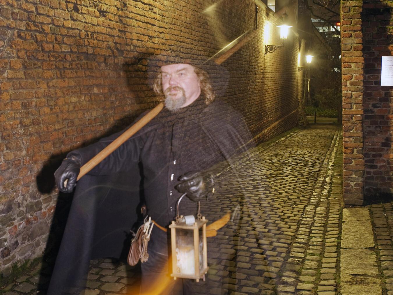 •Wieder unterwegs: Heinz Wellmann als Nachtwächter von Rees. Foto: Kurt Steinhausen