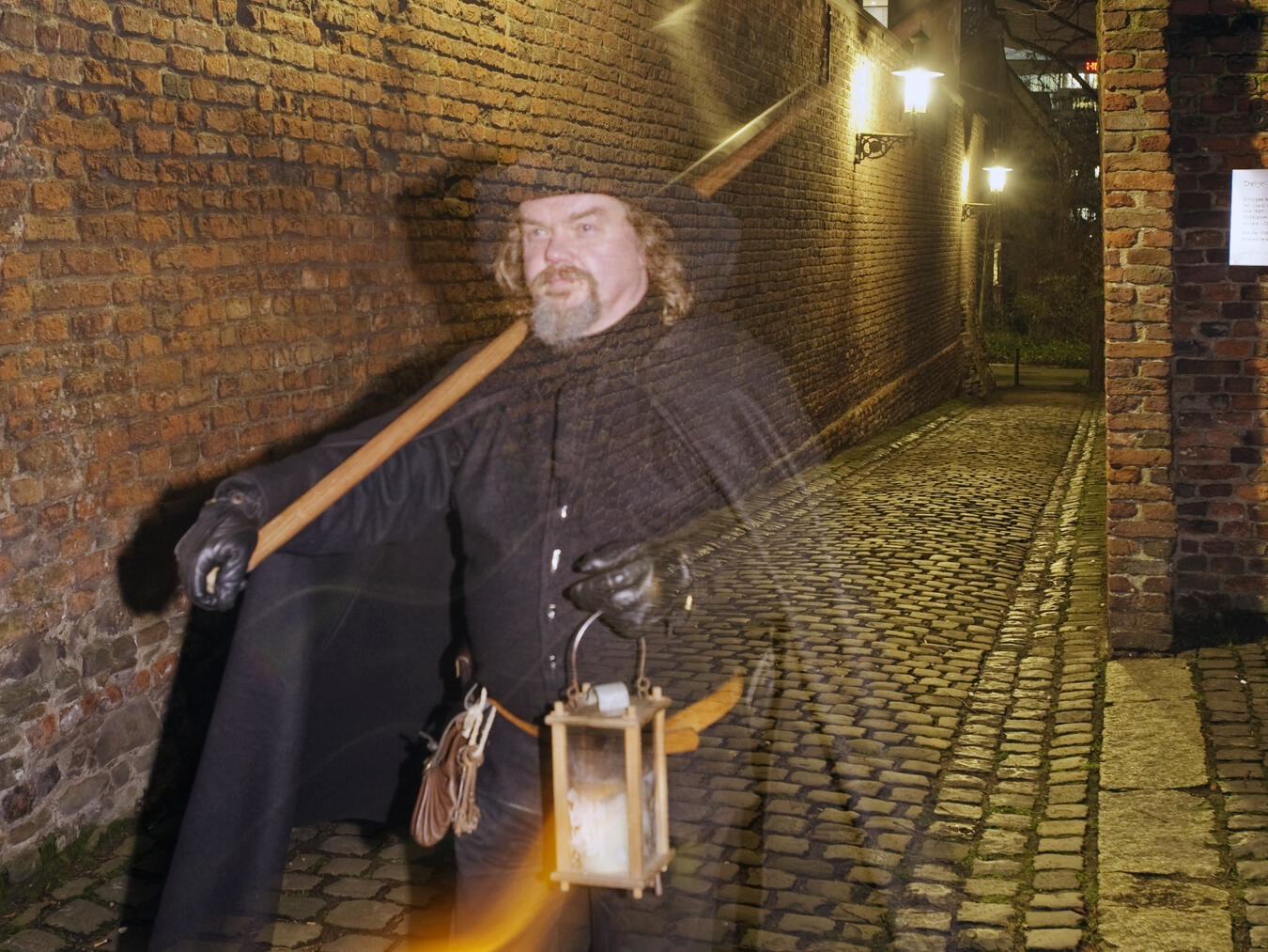 •Wieder unterwegs: Heinz Wellmann als Nachtwächter von Rees lädt zu einer Kinderführung ein. Foto: Kurt Steinhausen