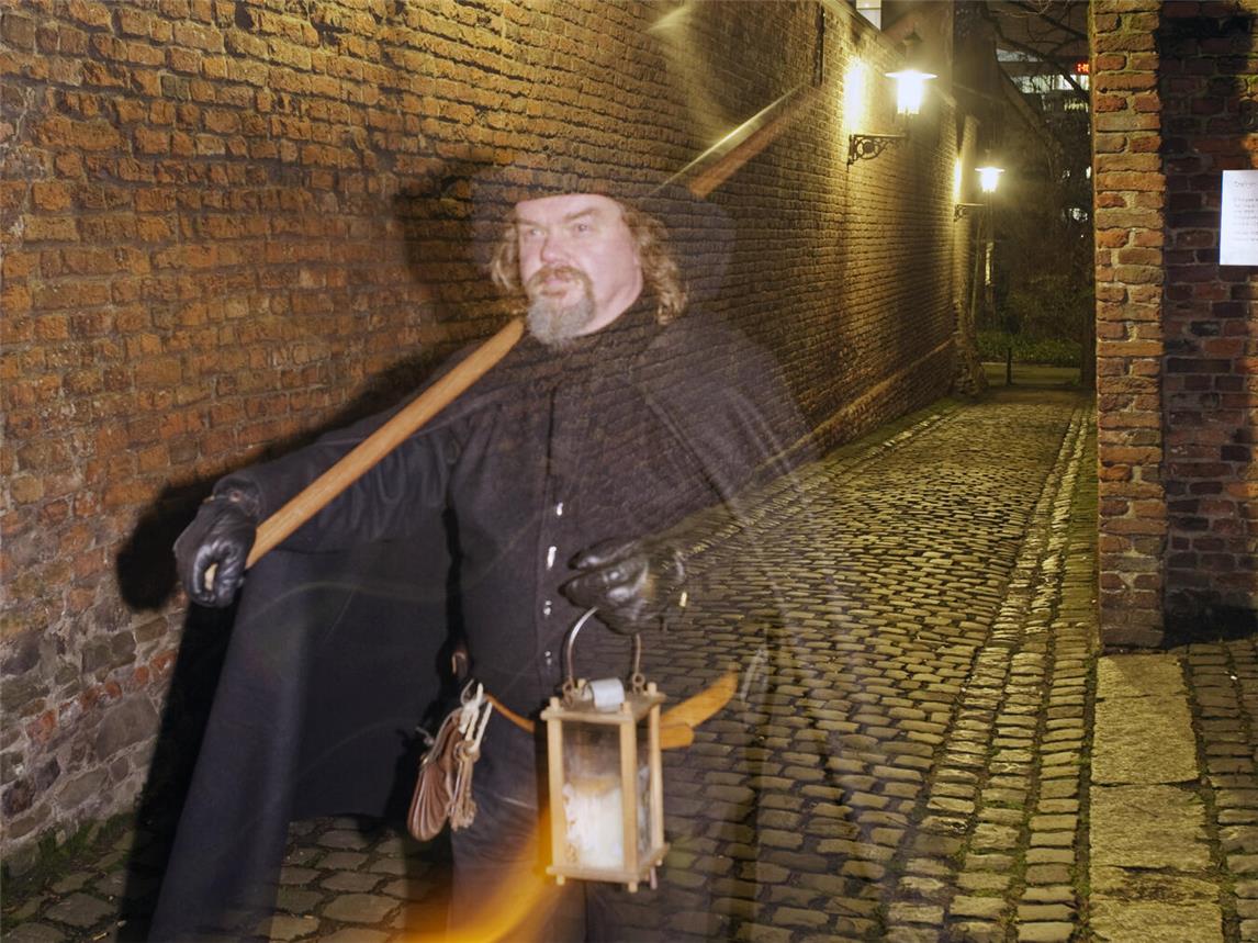 Wieder unterwegs: Heinz Wellmann als Nachtwächter von Rees. Foto: Kurt Steinhausen