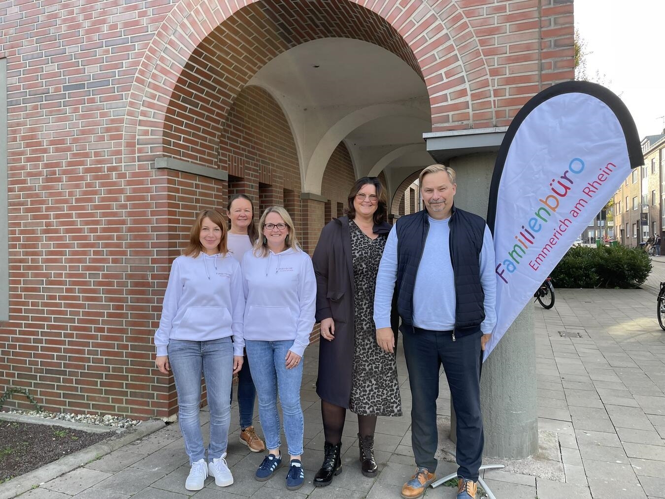 Wiedereröffnung: Bürgermeisterin Claudia Lindlahr besuchte mit Markus Dahms das erste Familienfrühstück in den neuen Räumlichkeiten der Begegnungsstätte; Tatjana Lagovskaja (Brücken-Stiftung), Gaby Niemeck (Stadtverwaltung) und Sina Gies (Brücken-Stiftung) führten durch die neuen Räume. Foto: Stadt Emmerich