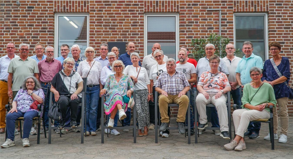 Wiedersehen in Nieukerk (v.l.n.r.): vordere Reihe sitzend: Renate Schumacher, Gabi Ihlenfeld, Birgit Feiten-Brands, Heinz-Theo Schulte, Anne Heesen, Helmi Teneyken, mittlere Reihe: Herman-Josef Liesen, Rolf Brands, Gerda Sleuwen, Angelika Brimmers, Anita Deckers, Heike Greven, Josef Mange, hintere Reihe: Dieter Keysers, Hartmut Koenen, Stephan Kisters, Bernd Petry, Hugo Hammans, Heiner Hylmanns, Heinrich Klümpen, Georg Ruhnau, Jürgen Repkens, Andrè Vogt, Werner Börngens, Arno Kruse, Margarete Möller.Foto: privat