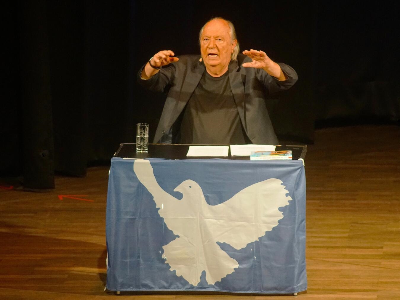 Wilfried Schmickler mit Kabarett der alten Schule im Bürgerhaus in seiner „allerliebsten Lieblingsstadt Rees“. Foto: Stadt Rees