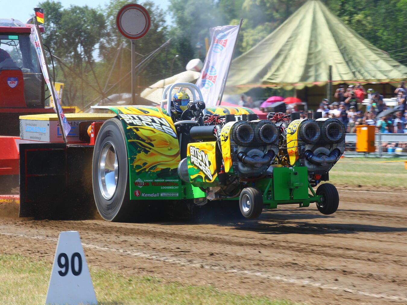 Traktoren im PS-Rausch Willem Veldhuizen mit seinem „Bits ’n‘ Pieces“, einem modifizierten Twin-John-Deere. Foto: Picasa