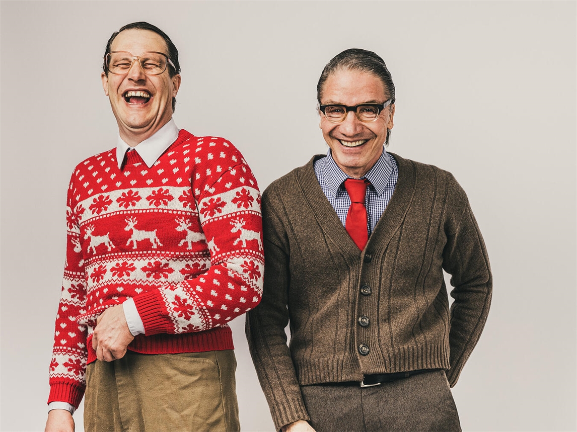 "Willi & Ernst, leidenschaftliche Rentner, lachen herzhaft im Freien. Foto von Kai Myller."