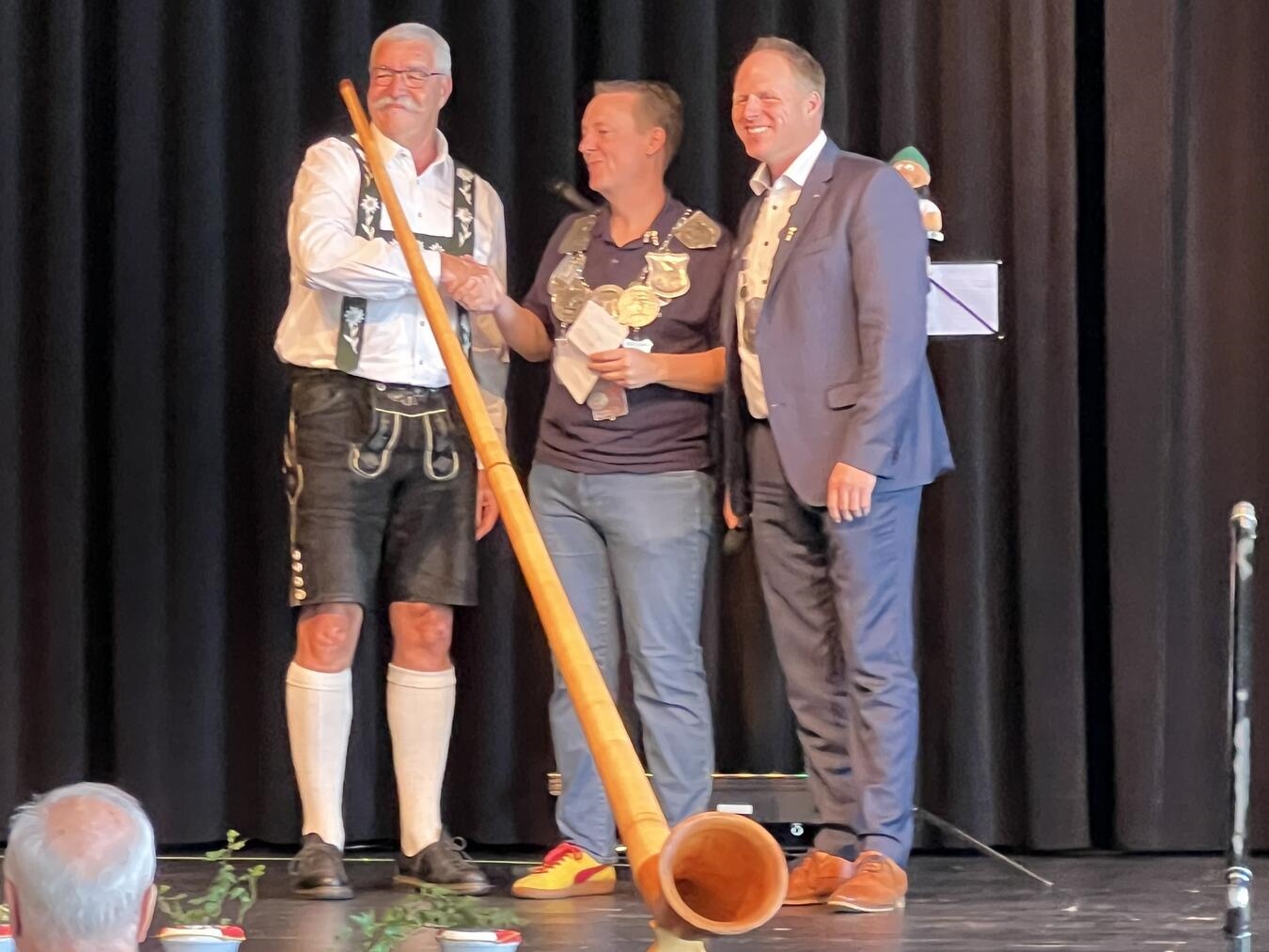 Willi Gellings trat beim Seniorennachmittag des Heimat- und Verkehrsvereins und der Gemeinde Weeze auf. Foto: Gertrud Gellings