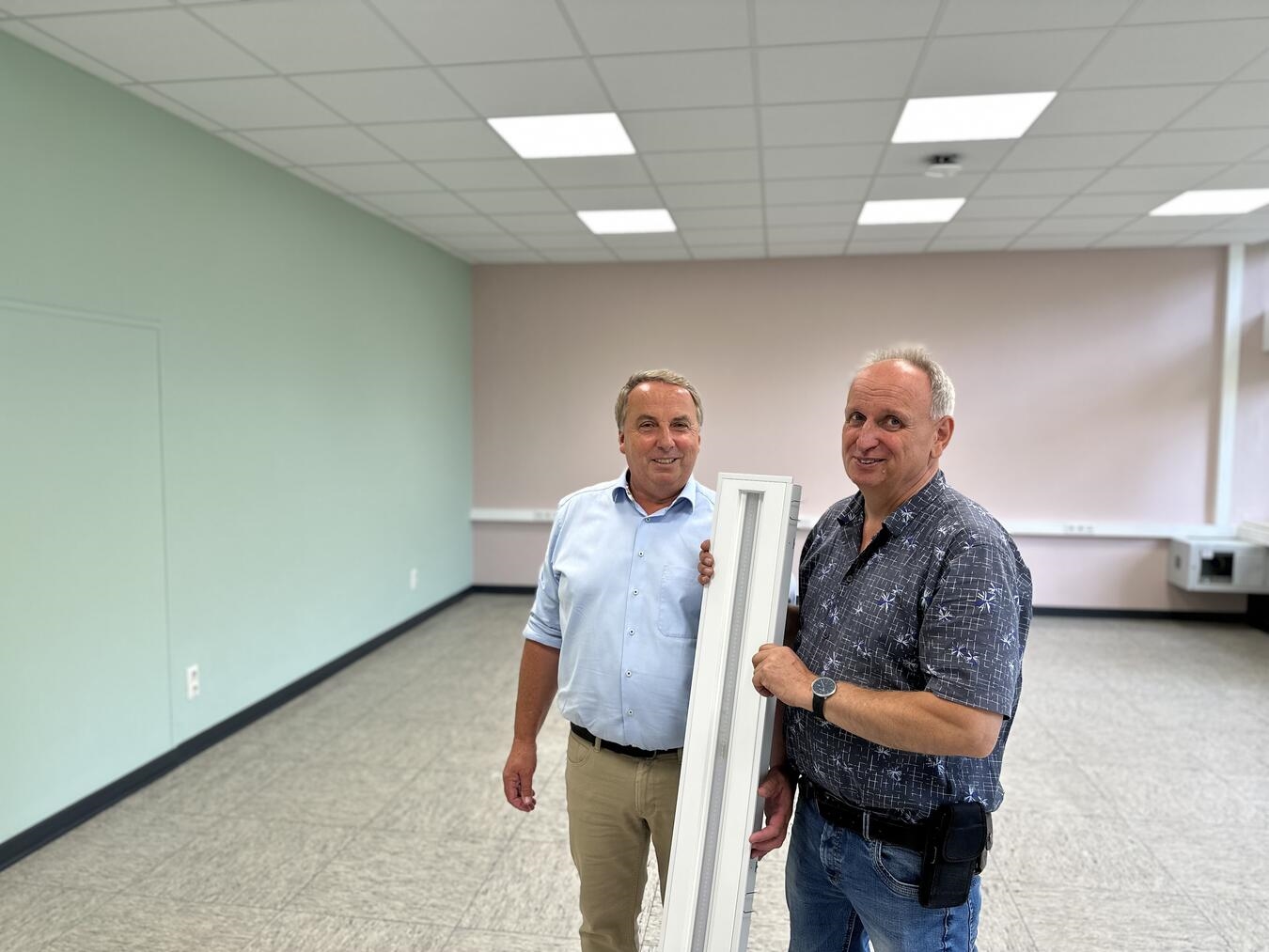 "Willi Raeth und Ludger Kanders im modernisierten Raum des Lise-Meitner-Gymnasiums"