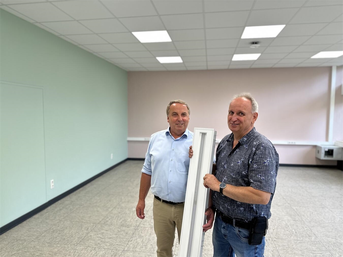 "Willi Raeth und Ludger Kanders im modernisierten Raum des Lise-Meitner-Gymnasiums"