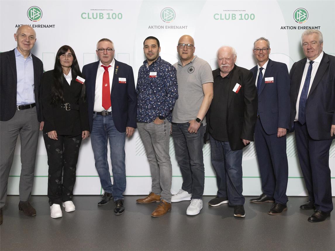 Willkommen im „Club“: Frank van Brandenburg (3. v. l.) mit weiteren „Mitgliedern“ sowie DFB-Präsident Bernd Neuendorf (l.) und Vize-Präsident Peter Frymuth (r.) im Deutschen Fußballmuseum in Dortmund. Foto: DFB