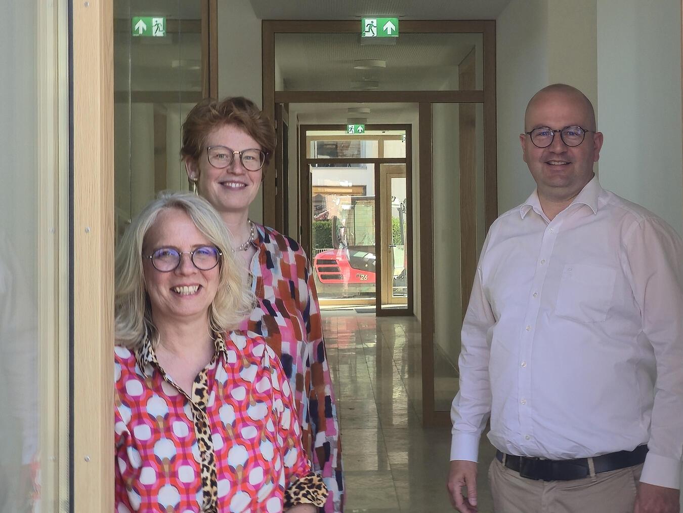 Willkommen im Forum für Bildung und Begegnung (v.l.): Kirsten Lommen (Katholisches Bildungswerk), Andrea Spans (Familienbildungsstätte) und Patrick de Vries (Kreisdekanat Kleve). NN-Foto: HF