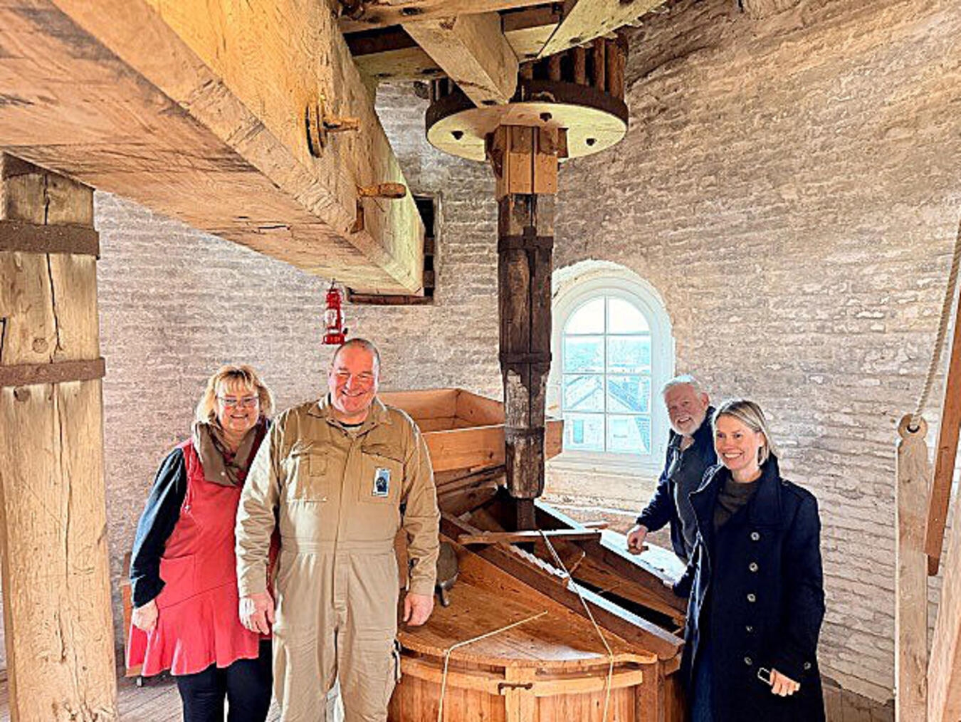 Willkommen im Team: Azubi Volkwin Siebe (2. v. l.) und sein Ausbilder Frank Heeren (2. v. r.) mit Dr. Manon Loock-Braun (l.) und Sara Kreipe von der WfG Emmerich. Foto: WfG Emmerich