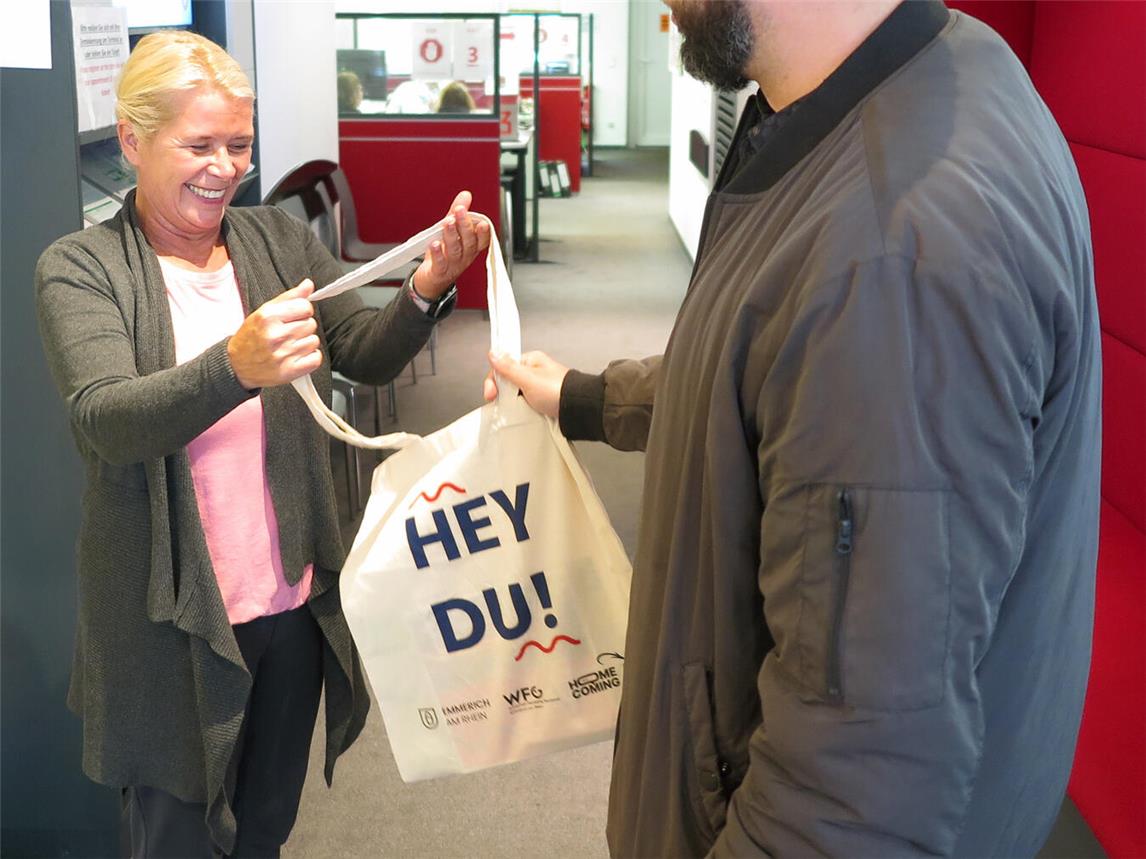 Willkommen in Emmerich: Simone Peters, Mitarbeiterin im Bürgerbüro, überreicht eine Neubürgertasche. Foto: Stadt Emmerich