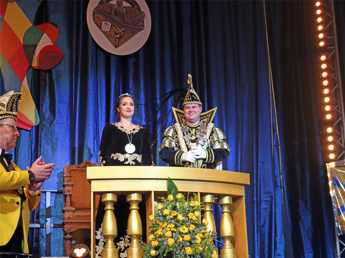„Wir freuen uns auf alle Märchen, die wir mit euch erleben dürfen“, so das Prinzenpaar in seiner Thronrede. NN-Foto: CDS