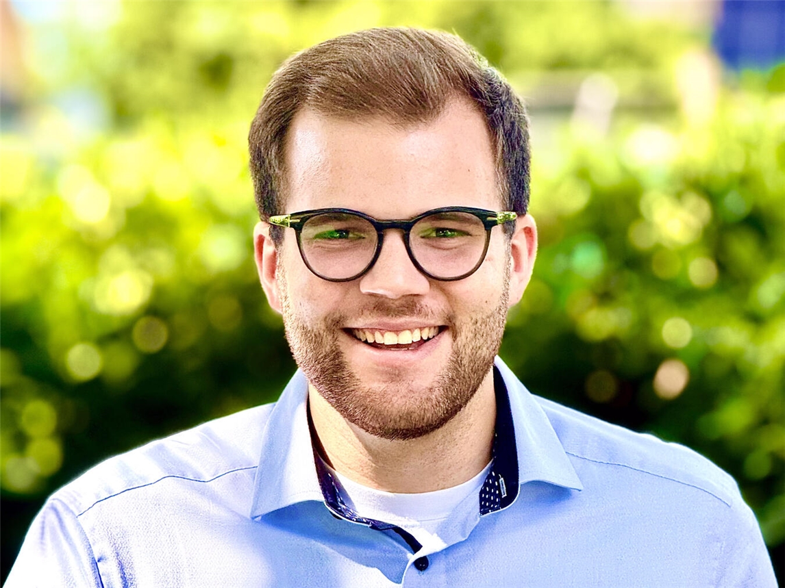 „Luca Kerjes diskutiert neue Elternbeitragssatzung für Kitas in Emmerich, Porträtaufnahme“
