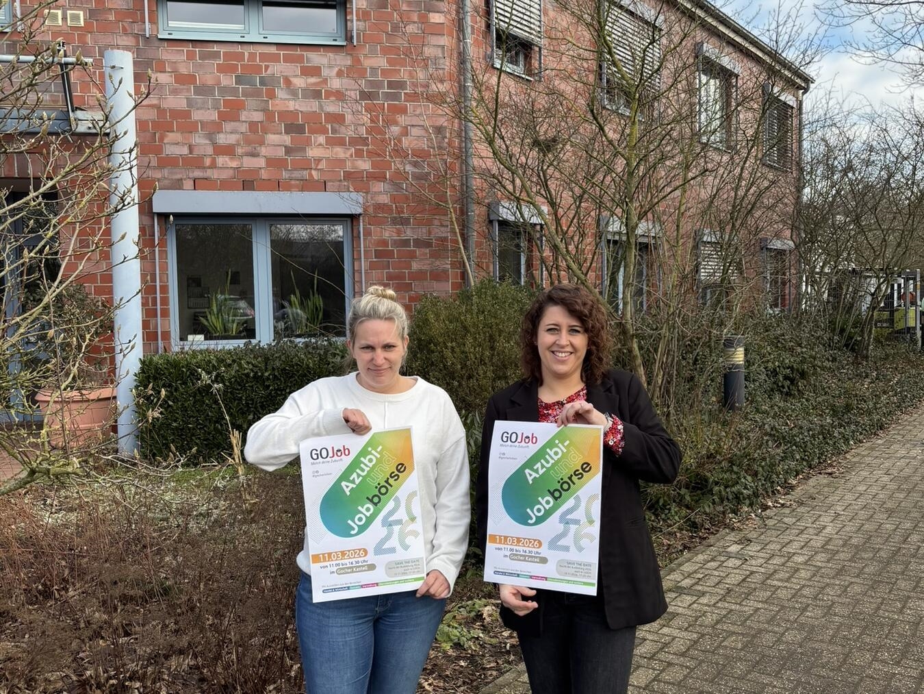 Wirtschaftsförderin Annika Cleve (l.) und Tina Janssen von der Wirtschaftsförderungsgesellschaft der Stadt Goch mbH laden Interessierte zur GoJob im Kastell ein. Foto: privat