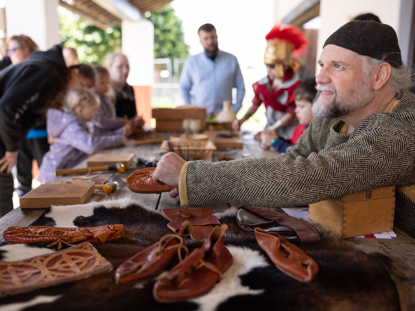 Wissenswertes zu römischen Sohlen gibt es beim Schuhmacher an der Herberge im APX. Foto: LVR-Zentrum für Medien und Bildung / Alexandra Stiens
