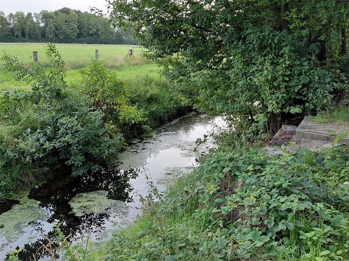 Wo einst eine Brücke war: Der Bauhof hat das Bauwerk entfernt. Foto: Gemeinde Sonsbeck