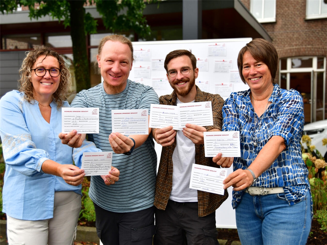 Wohnung gesucht: Nina Narzynski (v.l., Teamassistentin Wohnungslosenhilfe), Max Zigan (Fachberater Wohnungslosenhilfen), Niklas Schloten (Praktikant Wohnungslosenhilfe) und Fachbereichsleiterin Rita Fergen mit den Gesuchen in der Hand. Mehr als 40 Postkarten haben sie für den Aktionstag in der Klever Innenstadt gesammelt.Foto: Caritas