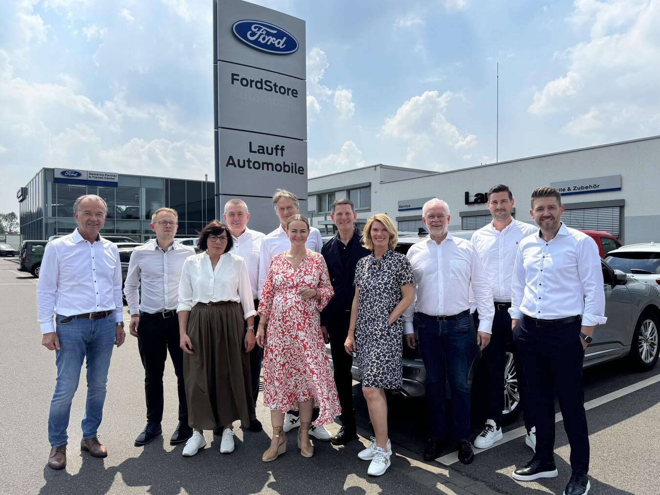 Auto Nagel erwirbt Autohaus Lauff in Moers und Geldern Wolfgang Kroll (Geschäftsführer Auto Nagel), Jens Nöring (Geschäftsführer AutoNagel), Sandra Heidefeld (Kaufmännische Leitung Auto Nagel), Axel Steiger (Ford Werke), Michael Kirsten (Geschäftsführender Gesellschafter Lauff Gruppe), Anna Nagel (Geschäftsführende Gesellschafterin Auto Nagel), Jörg Ullrich (Direktor Ford Werke), Susanne Lauff-Kirsten (Geschäftsführende Gesellschafterin Lauff Gruppe), Rolf Nagel (Geschäftsführender Gesellschafter AutoNagel), Thomas Nederkorn (Prokurist Auto Nagel) und Tobias Buchholz (Prokurist und neuer Standortleiter für Auto Nagel Moers und Geldern, v.l.n.r.).Foto: privat