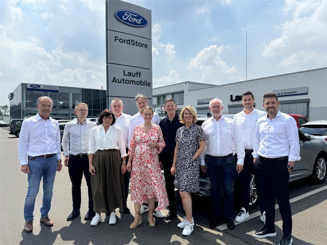 Wolfgang Kroll (Geschäftsführer Auto Nagel), Jens Nöring (Geschäftsführer AutoNagel), Sandra Heidefeld (Kaufmännische Leitung Auto Nagel), Axel Steiger (Ford Werke), Michael Kirsten (Geschäftsführender Gesellschafter Lauff Gruppe), Anna Nagel (Geschäftsführende Gesellschafterin Auto Nagel), Jörg Ullrich (Direktor Ford Werke), Susanne Lauff-Kirsten (Geschäftsführende Gesellschafterin Lauff Gruppe), Rolf Nagel (Geschäftsführender Gesellschafter AutoNagel), Thomas Nederkorn (Prokurist Auto Nagel) und Tobias Buchholz (Prokurist und neuer Standortleiter für Auto Nagel Moers und Geldern, v.l.n.r.).Foto: privat