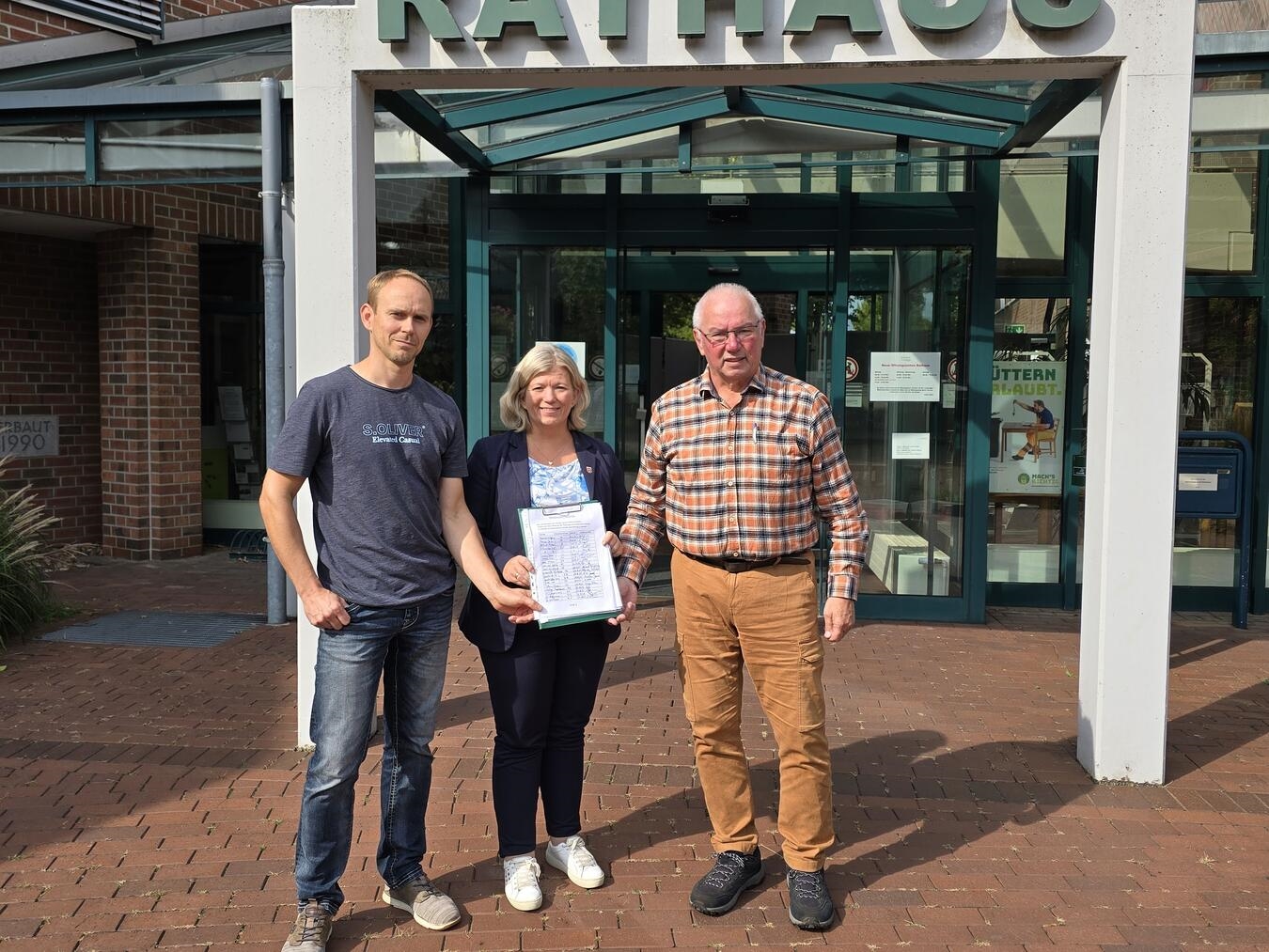 Eine gute Gelegenheit Wolfgang Rabsahl (r.) und Michael Holtwick (l.) haben Bürgermeisterin Nadine Bogedain die Unterschriftenliste überreicht. Foto: privat